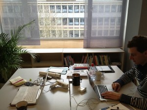 aan het werk voor VOER bij het atelier van Teun